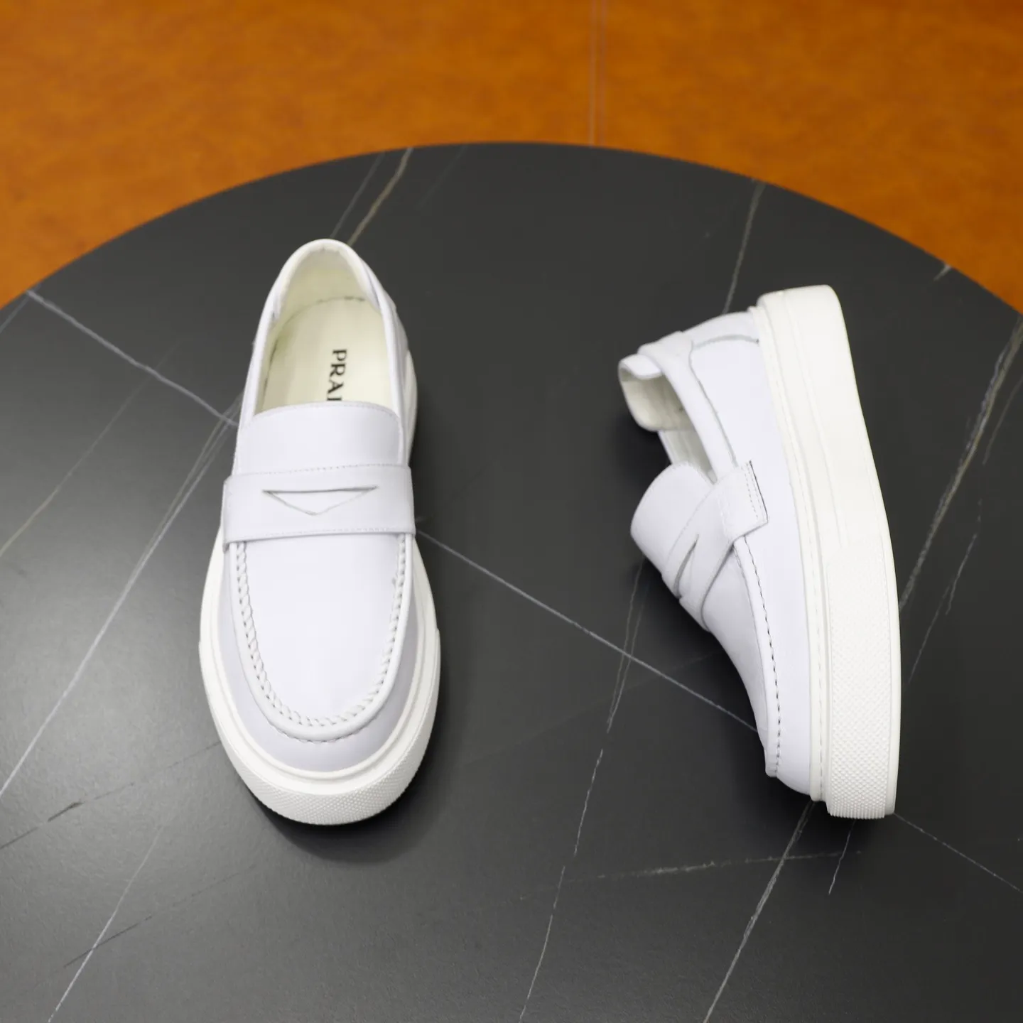 Ex-factory price: 500💰🙅‍♂️🙅‍♂️🙅‍♂️ Brand: PRADA Standard code: Men's code 38-44 (45 can be customized) Grade: Same style as the official website Original order quality Material: Original cowhide surface Comfortable lining Original outsole Style category: Men's fashionable casual leather shoes Distinguished big-name luxury elements Top luxury Color: Color of the actual picture